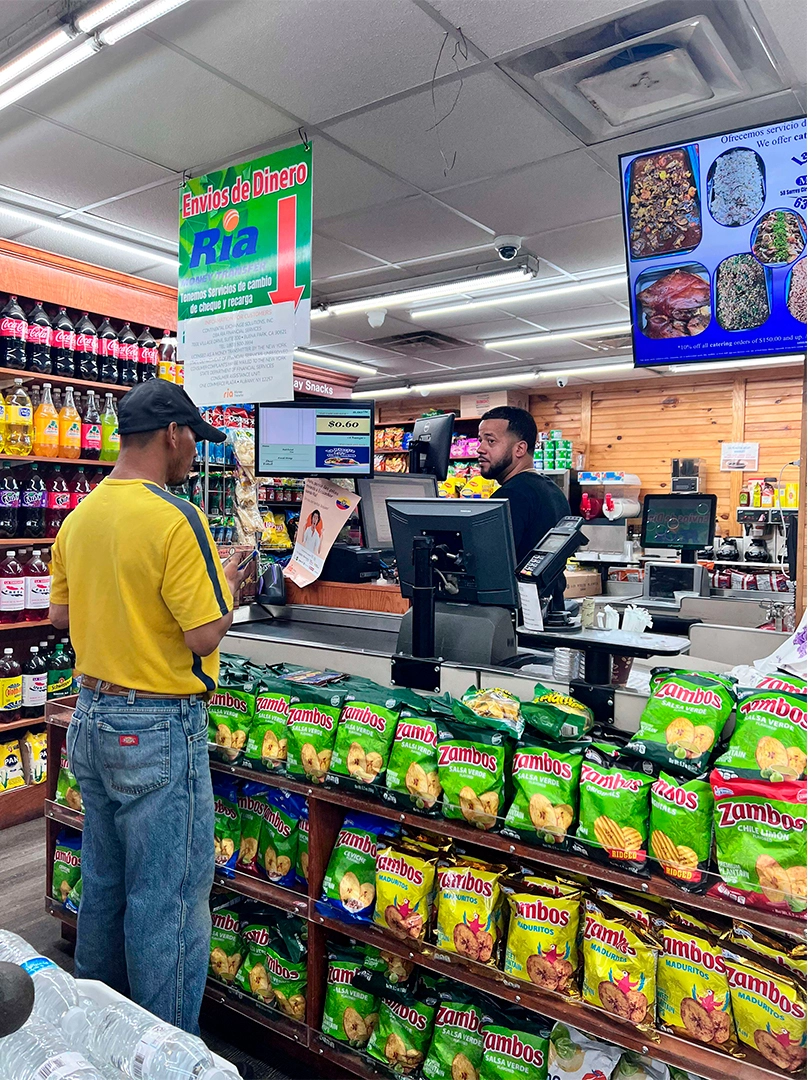 Hombre atendiendo caja de supermercado